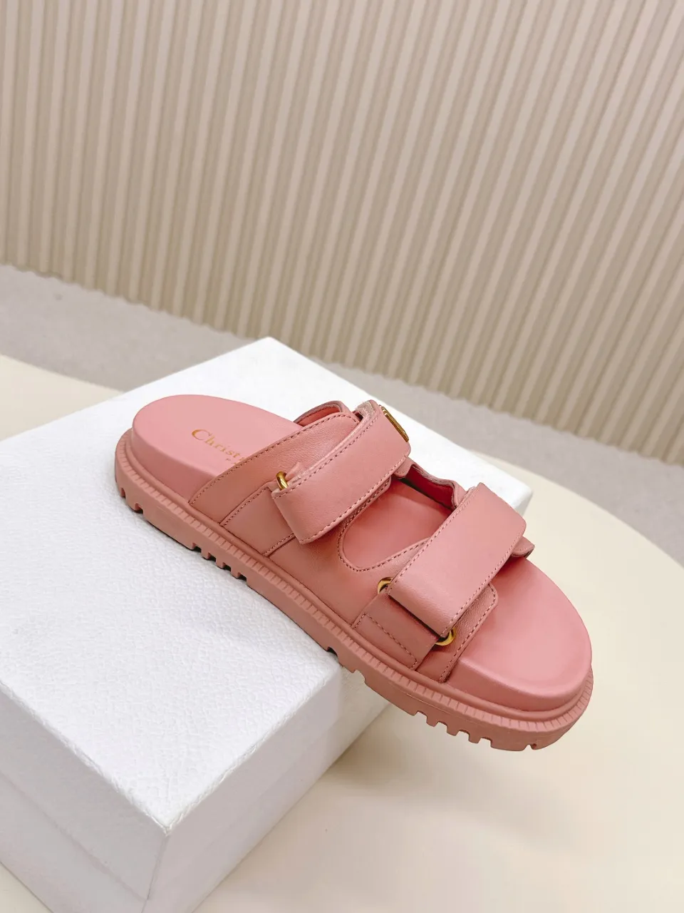 👟👟Ex-factory price 460👟👟 DIOR classic sandals This mixed sheepskin DiorAct sandal is fashionable. Paired with an insole that fits the shape of your foot, it's made of exceptionally lightweight and comfortable leather. The upper straps are fastened with Velcro and are decorated with a gold-finish metal "Dior" logo, which complements the style design. These sandals add a modern edge to any look.  🌟Fabric: Imported mixed sheepskin 🌟Lining: Imported sheepskin 🌟Outsole: TPU original outsole 🌟Code number: 35-42 (41 42 customized, non-returnable)
